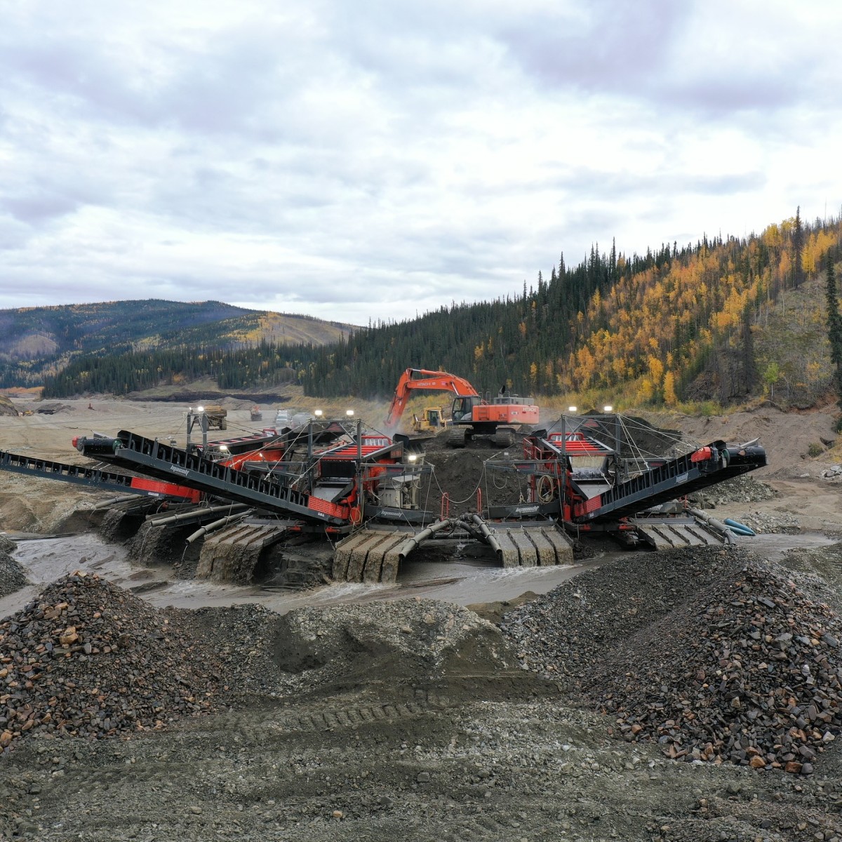 Mining equipment design shown through large-scale Macon Industries wash plant operating in a remote mining site with conveyors and material processing system