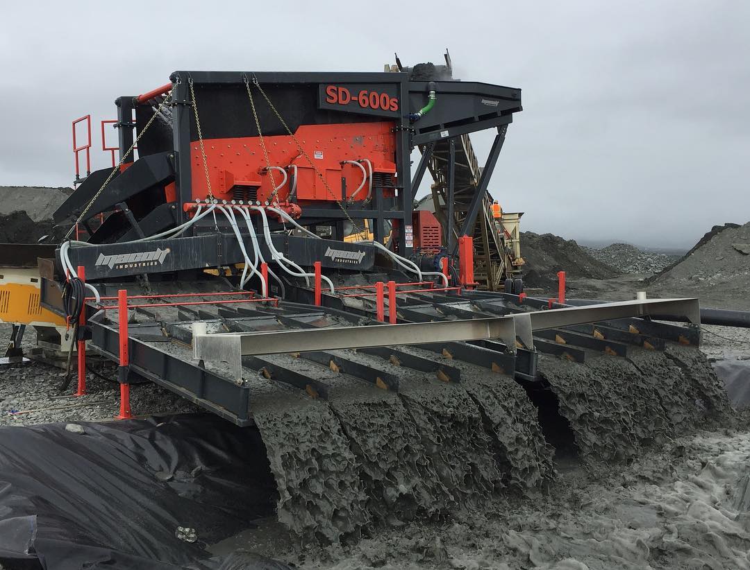 Mining equipment design featuring Macon SD-600 wash plant processing material with hydraulic riffle sluice system in a remote mining site