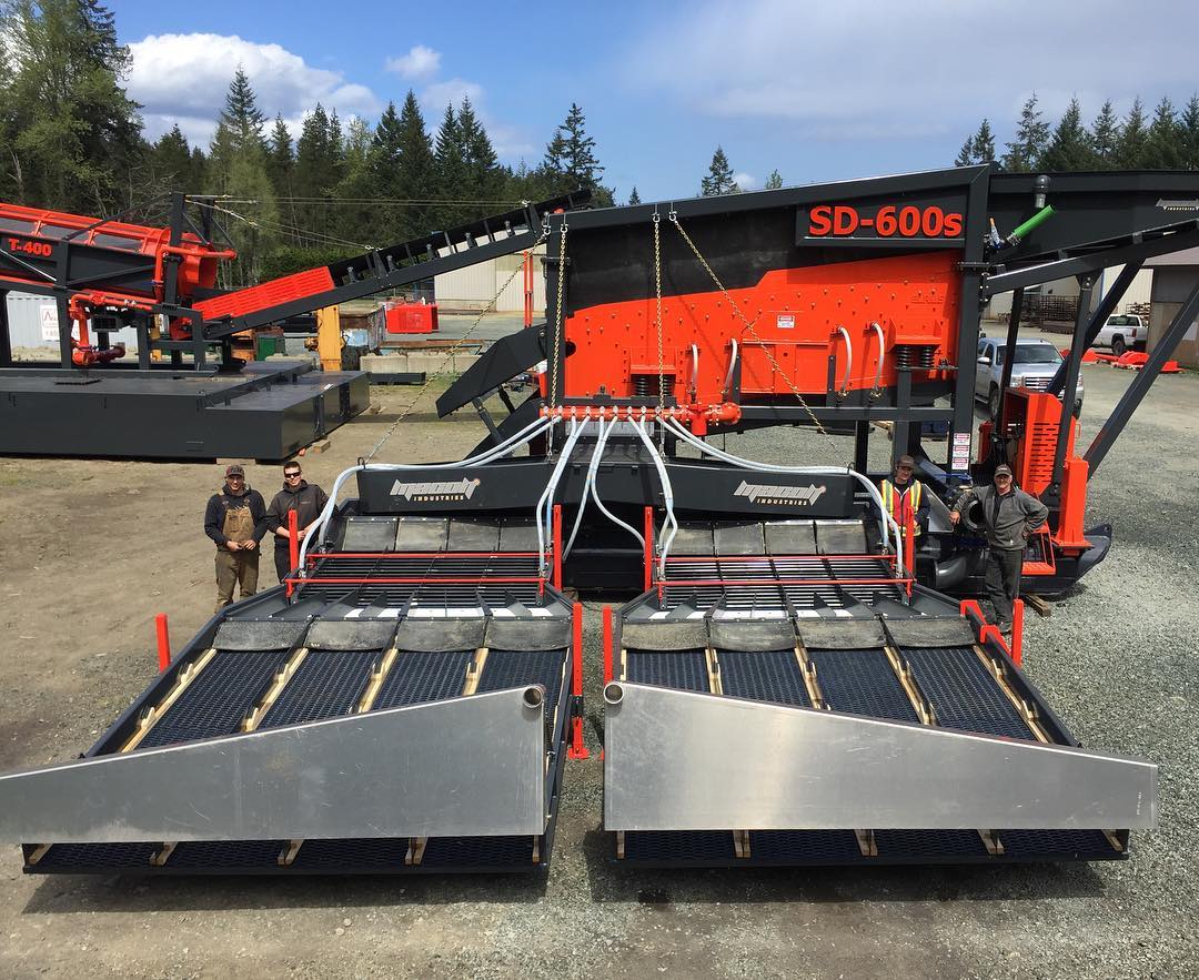 Mining equipment design featuring Macon SD-600 wash plant with hydraulic riffle sluice system and material processing setup