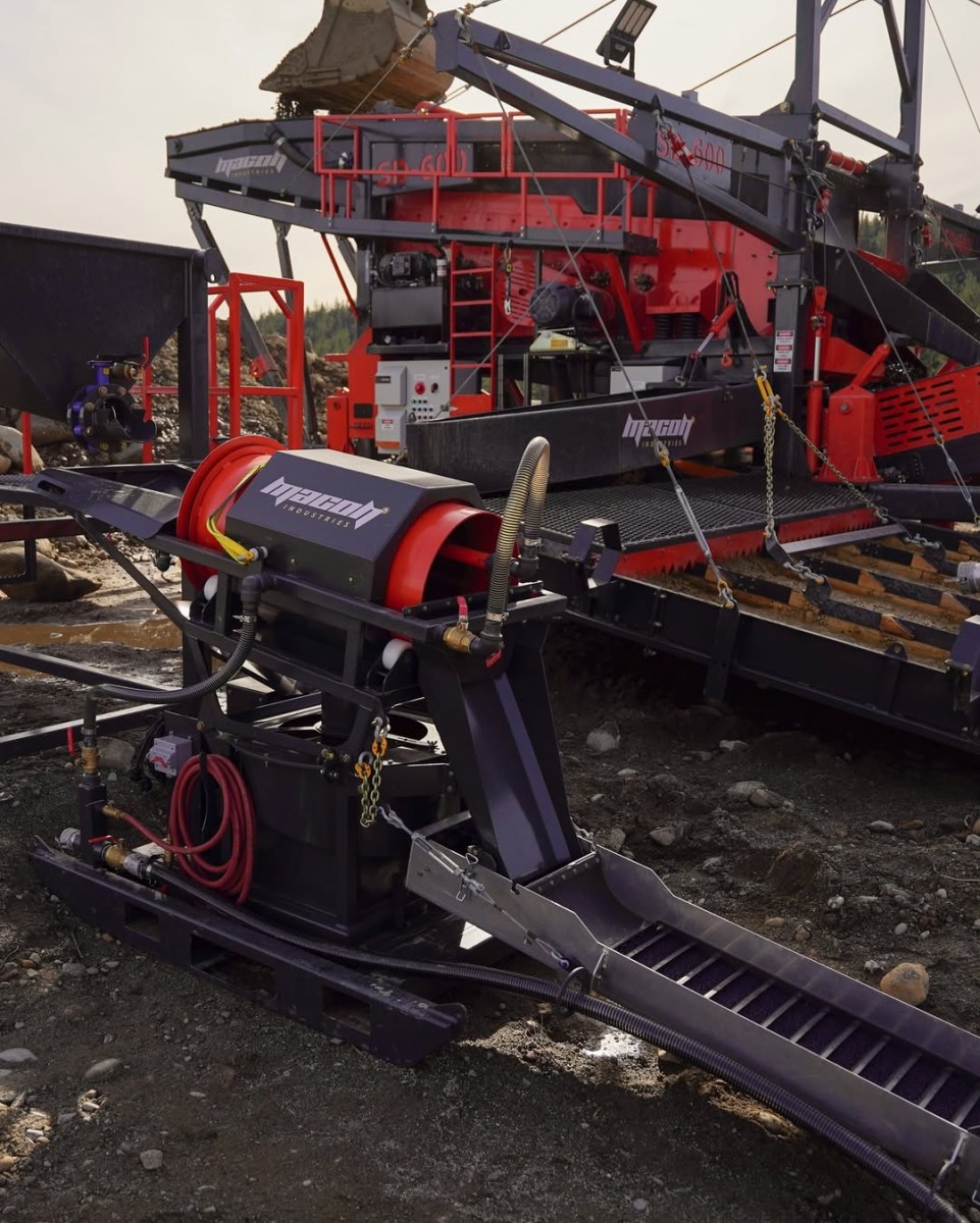 Mining equipment design shown through a Macon Industries wash plant operating in a remote field environment.