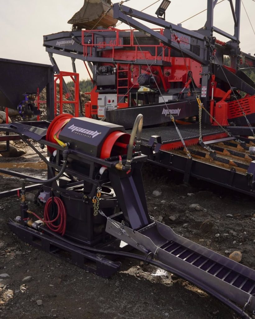 Mining equipment design shown through a Macon Industries wash plant operating in a remote field environment.