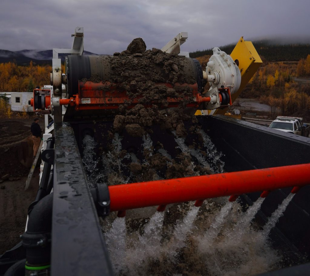 Emissions comparison between mobile and stationary washplant concepts in placer gold mining